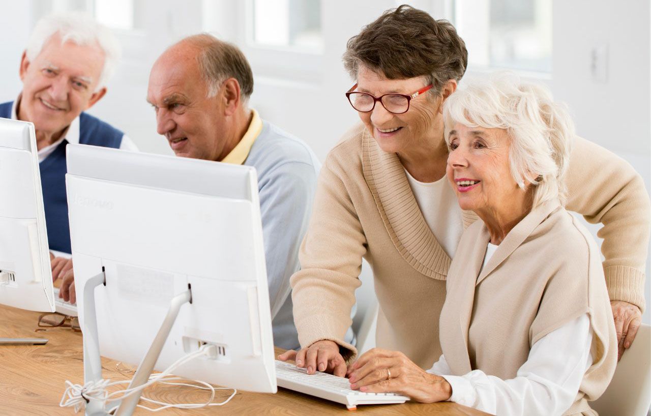 Computer Training with Zoomy Computers Seniors learning the computer